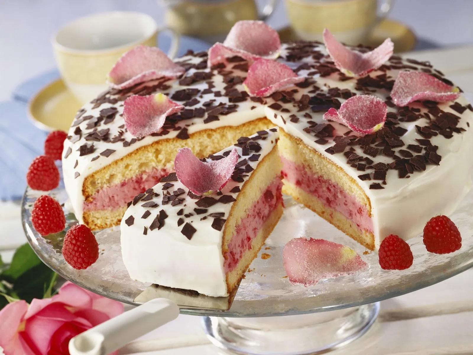 Himbeer-Joghurt-Torte mit Rosenblättern Rezept | EAT SMARTER