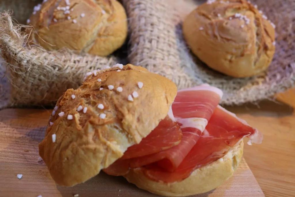 REZEPT: selbstgemachte Laugenbrötchen sind gar nicht schwierig und so ...