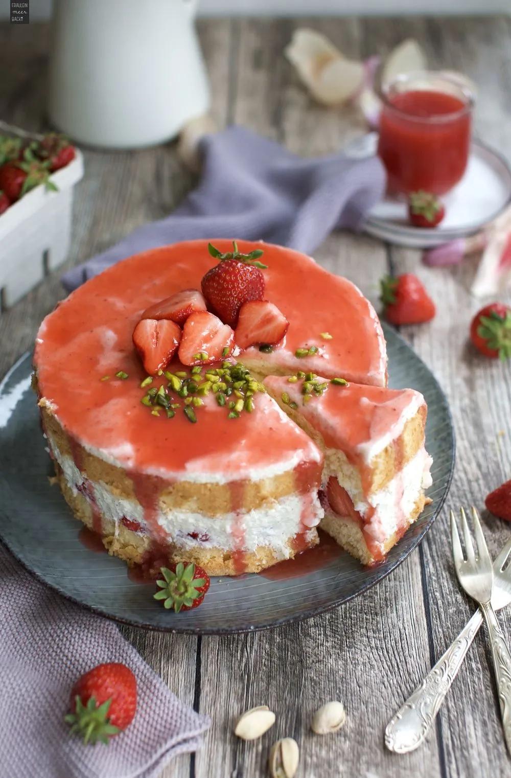 Erdbeer-Biskuit-Torte mit Joghurt - Fräulein Meer backt | Rezept ...