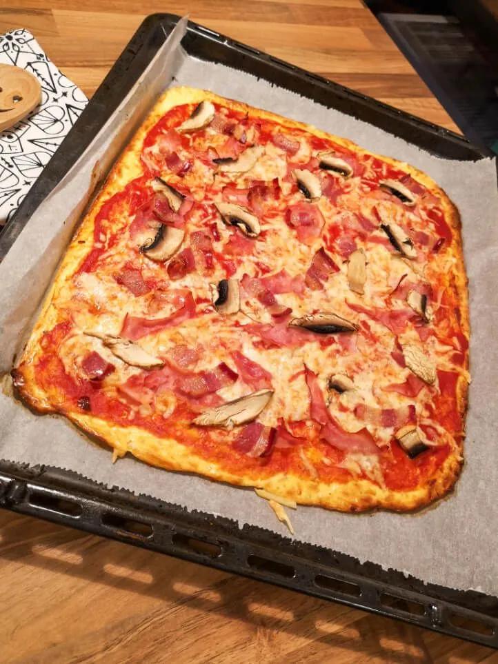 Low Carb Pizzateig ohne Hefe - Gesunde Pizza vom Blech | Low carb ...