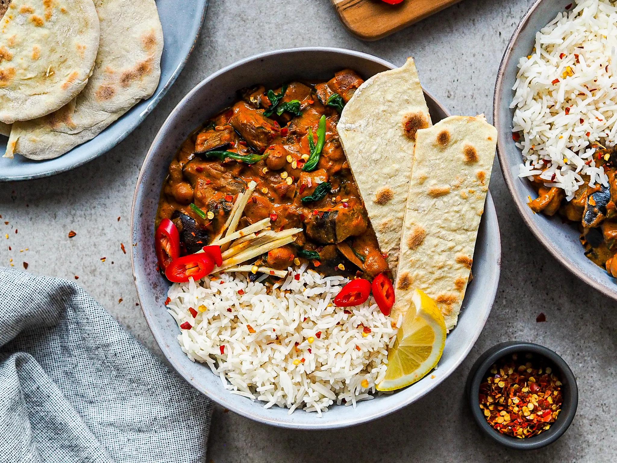 Veganes Auberginen Curry mit Basmati Reis und Naan Brot - auf ...