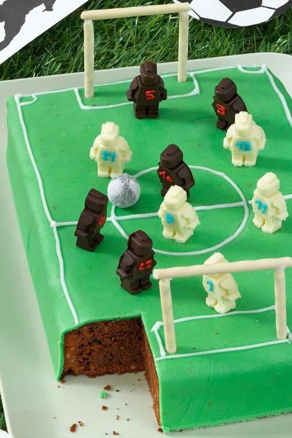 Fußball-Torte: Sportliches Schoko-Fußballfeld | Rezept | Fußball torte ...