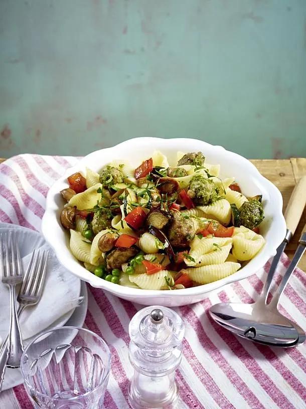 Nudelsalat mit geröstetem Gemüse und Pesto-Brätbällchen Rezept | LECKER ...