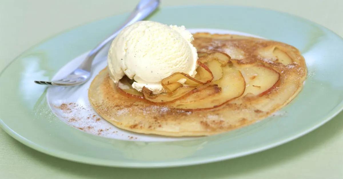 Apfelpfannkuchen mit Vanilleeis Rezept | EAT SMARTER