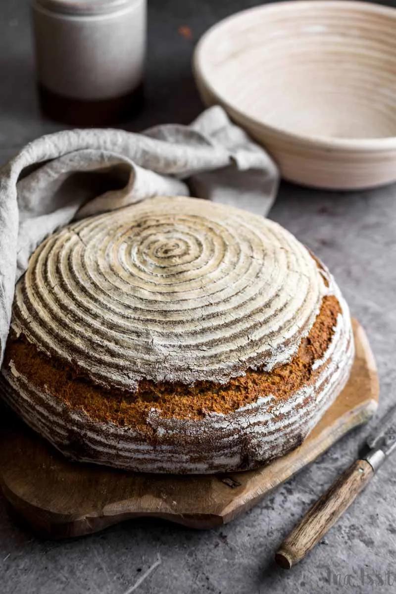 Einfaches Roggenbrot mit Sauerteig und Brotgewürz - Ina Isst