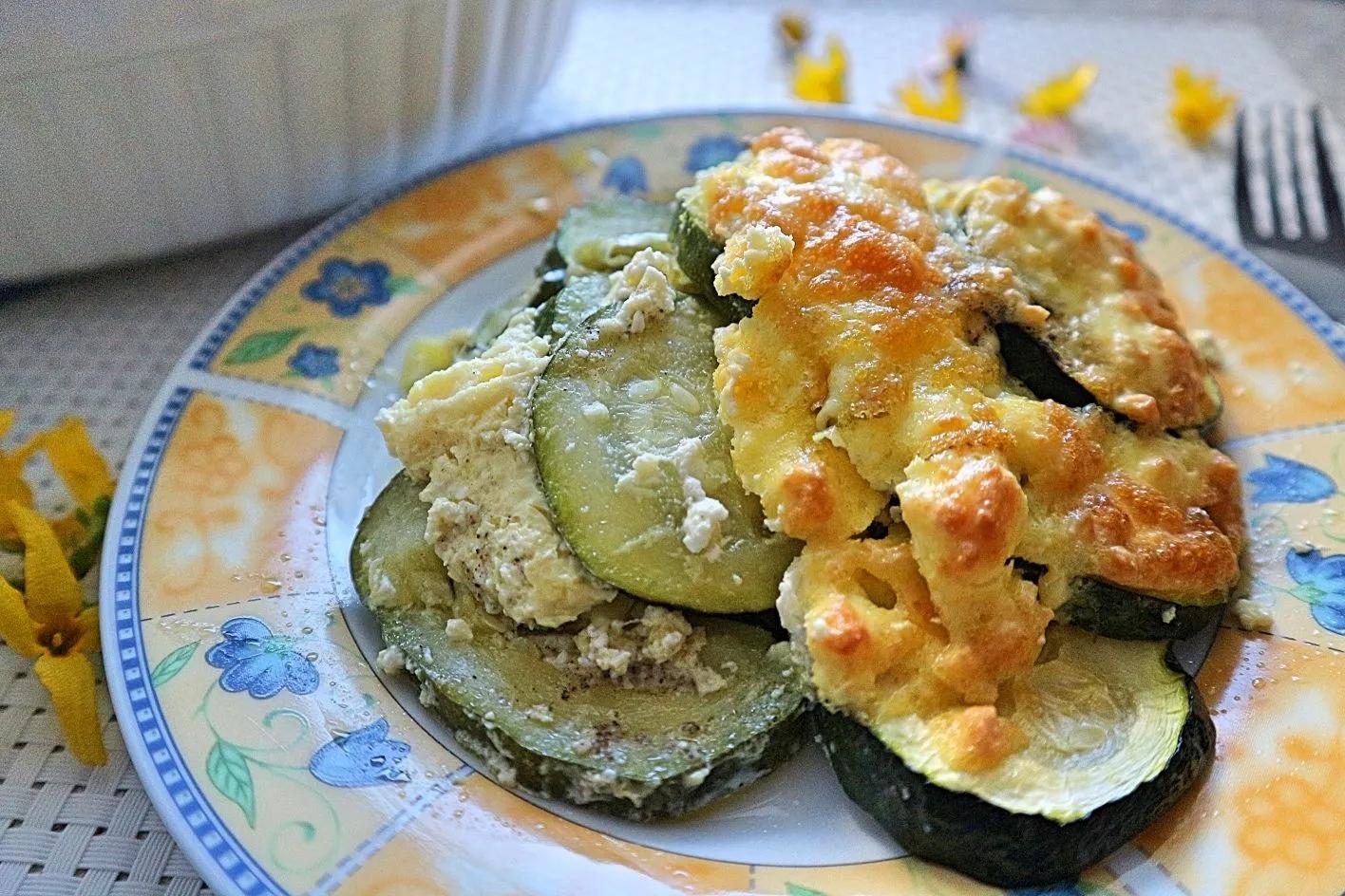 Überbackene Zucchini vegetarisch: Rezept für Zucchinischeiben mit Feta ...