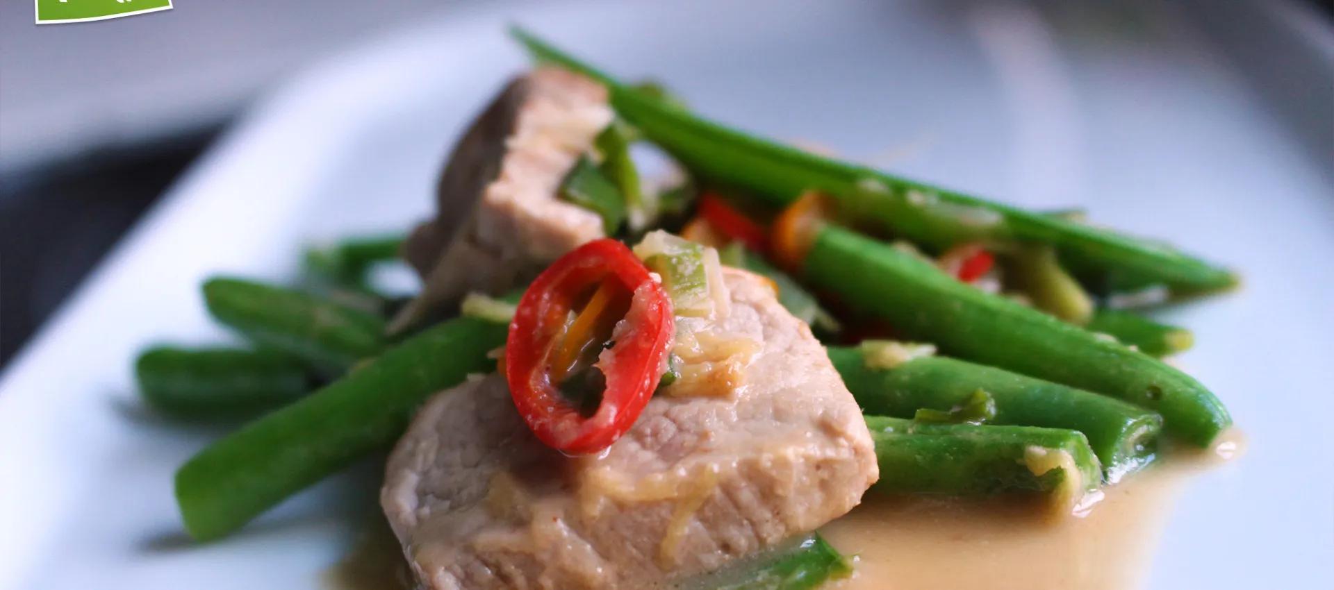 Schweinefleisch mit Bohnen in einer Erdnusssauce | Kochbock.de