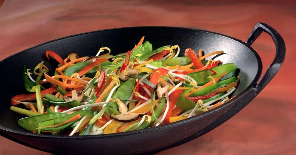 Gemüse-Wok-Pfanne Rezept | EAT SMARTER