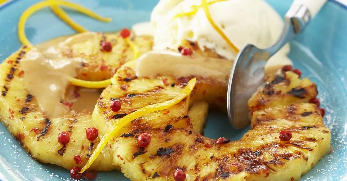 Gegrillte Ananasscheiben und Vanilleeis Rezept | EAT SMARTER