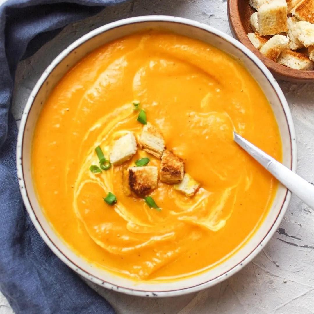 Cremige Süßkartoffelsuppe mit Möhren .Frei nach dem Motto Leicht und ...