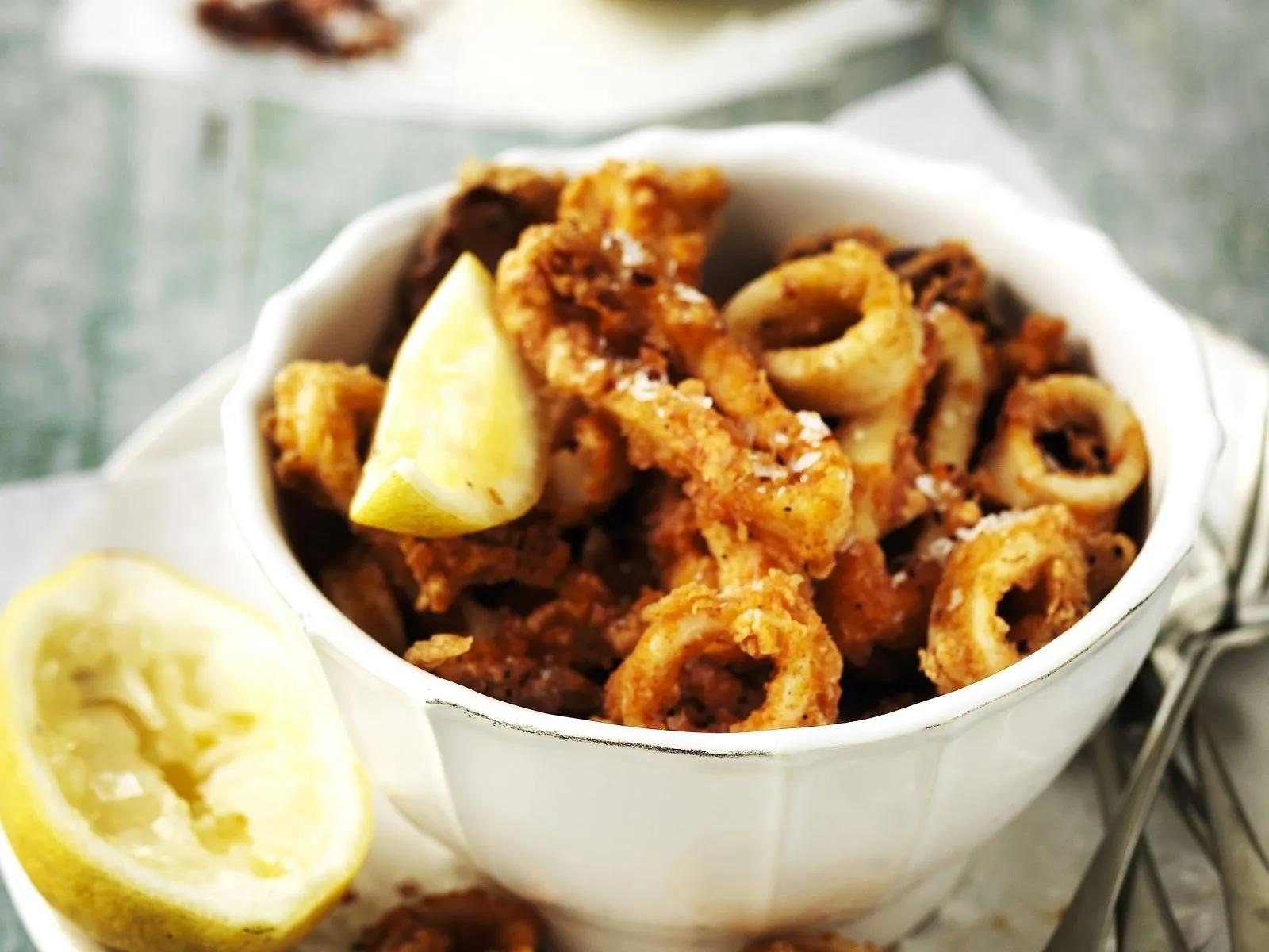 Frittierte Tintenfischringe (Calamari fritti) Rezept | EAT SMARTER