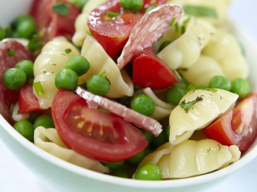 Bunter Pastasalat mit Erbsen, Tomaten und Salami Rezept | EAT SMARTER