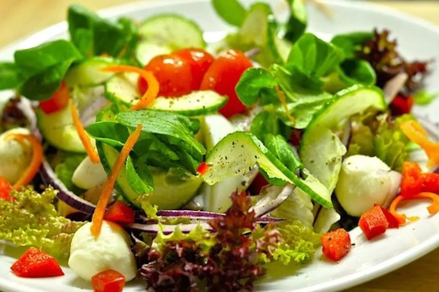 Omas einfaches Sahnedressing für grüne Salate - Oma Kocht