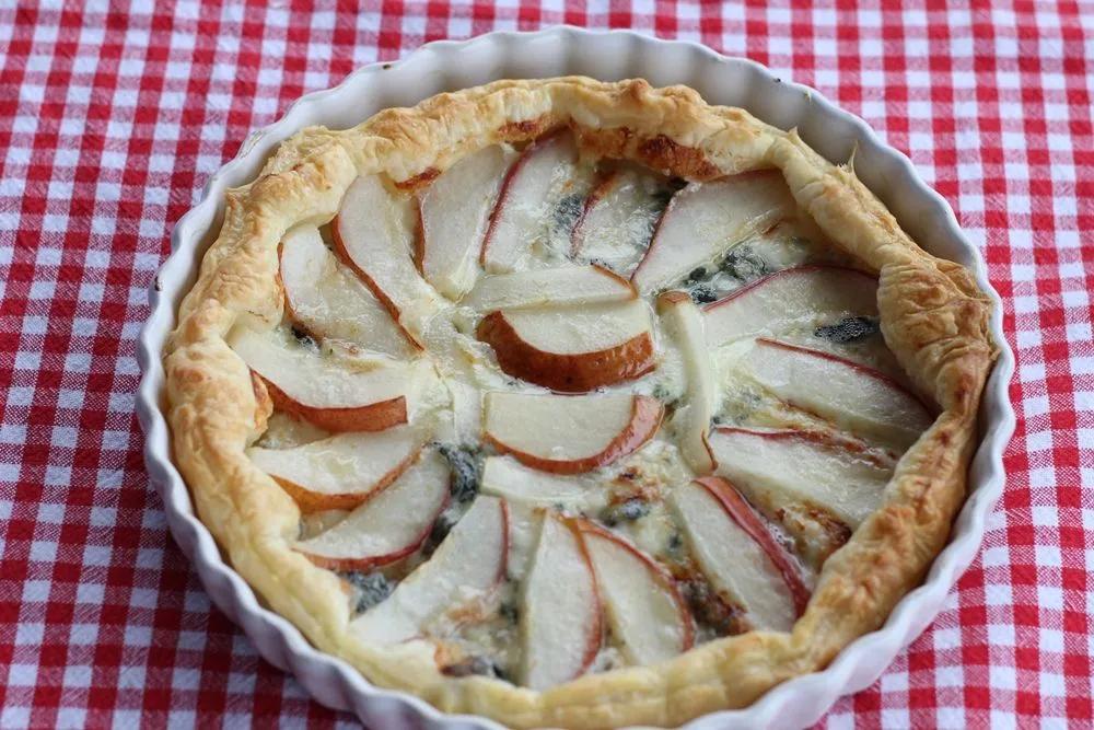 Gorgonzola-Birnen-Tarte, eine herzhafte Tarte mit Gorgonzolakäse und ...