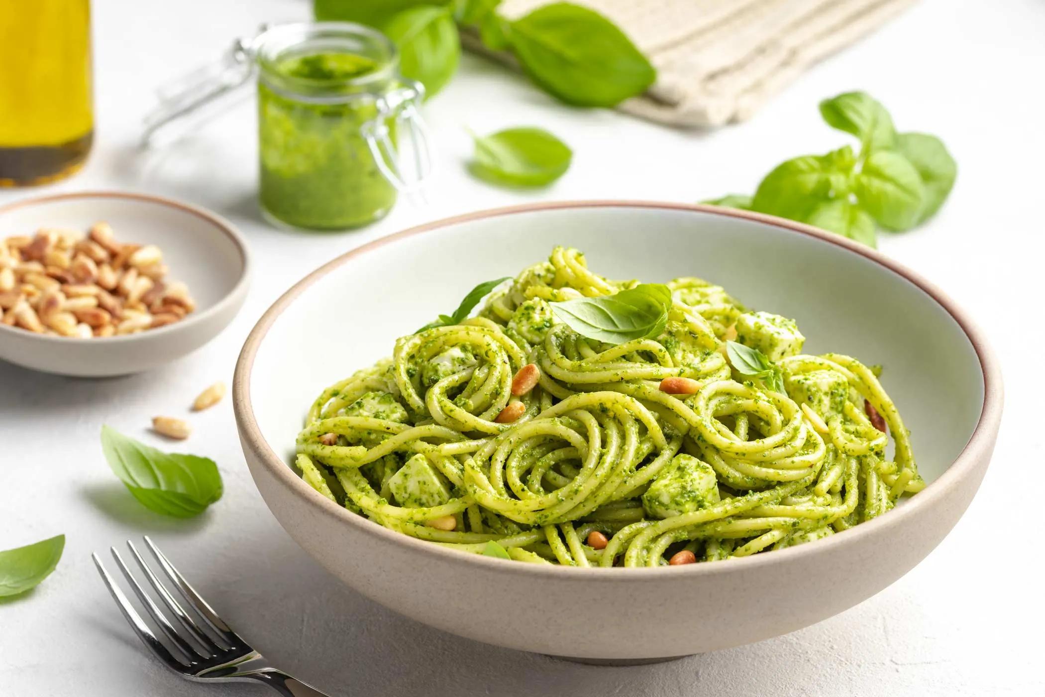 Einfacher Spaghetti-Salat mit Pesto und Feta | Crane Cuisine