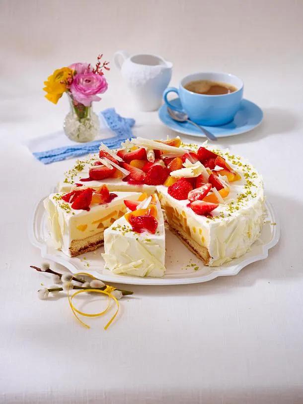 Erdbeer-Aprikosen-Torte mit weißer Schokolade Rezept | LECKER