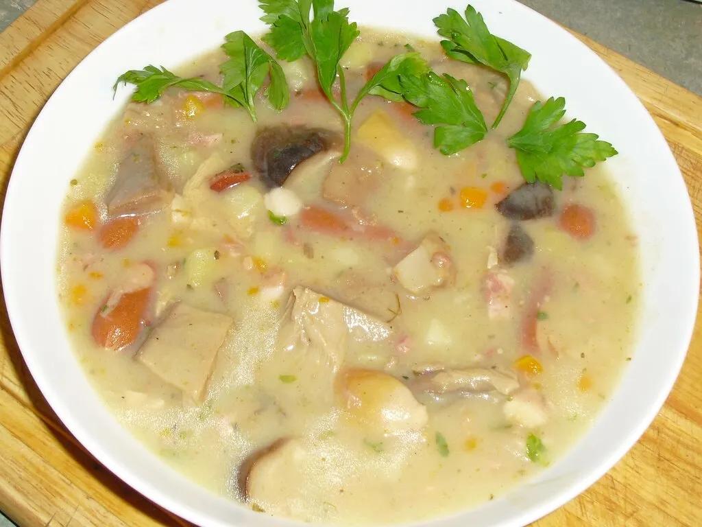 Deftige Kartoffelsuppe mit Pilzen - einfach &amp; lecker | DasKochrezept.de