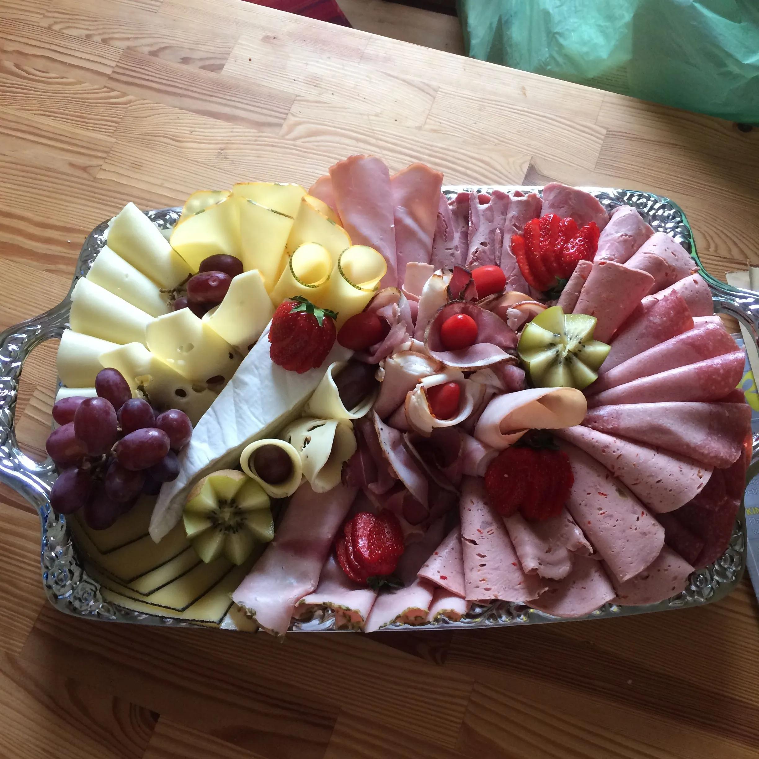 Wurst / Käseplatte für 7 Mädels 😉 | Food, Fruit salad, Fruit