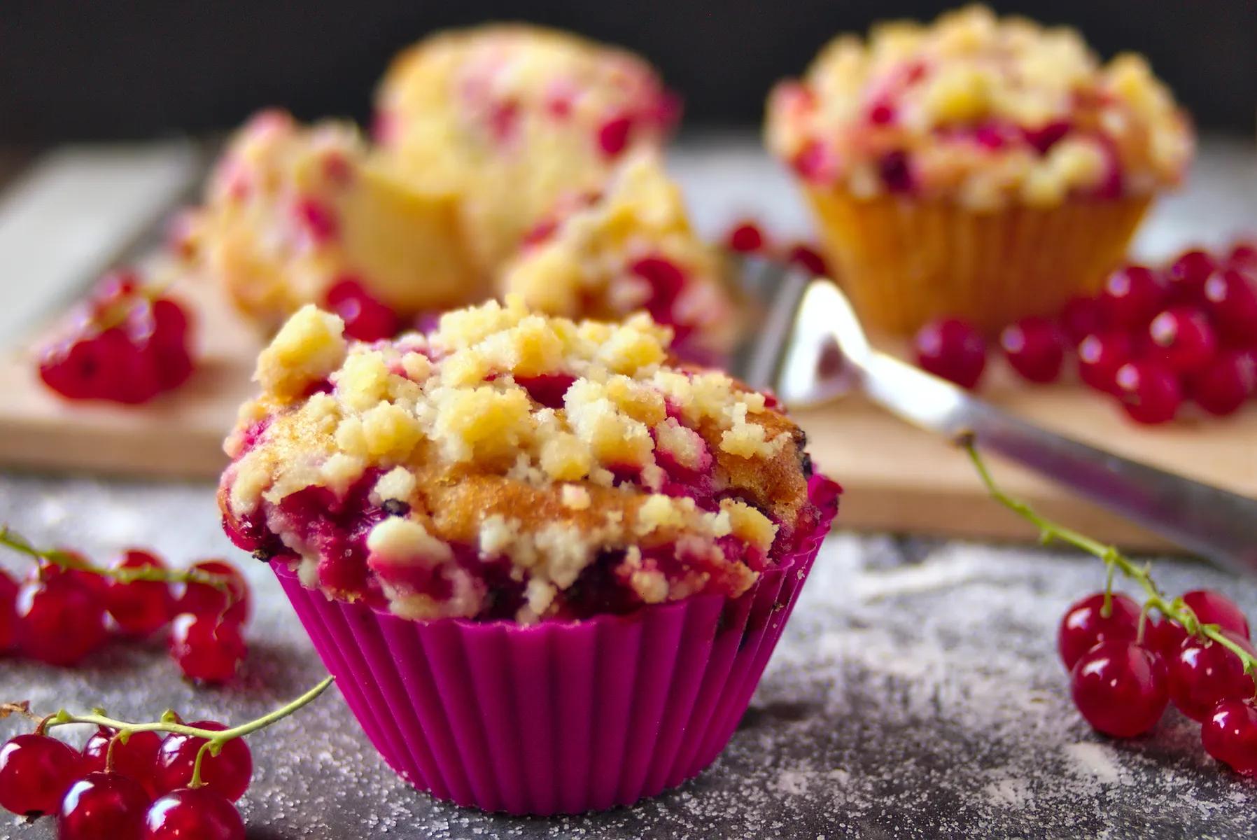 Johannisbeer-Streusel-Muffins – saure Beeren &amp; süße Streusel! – Preppie ...