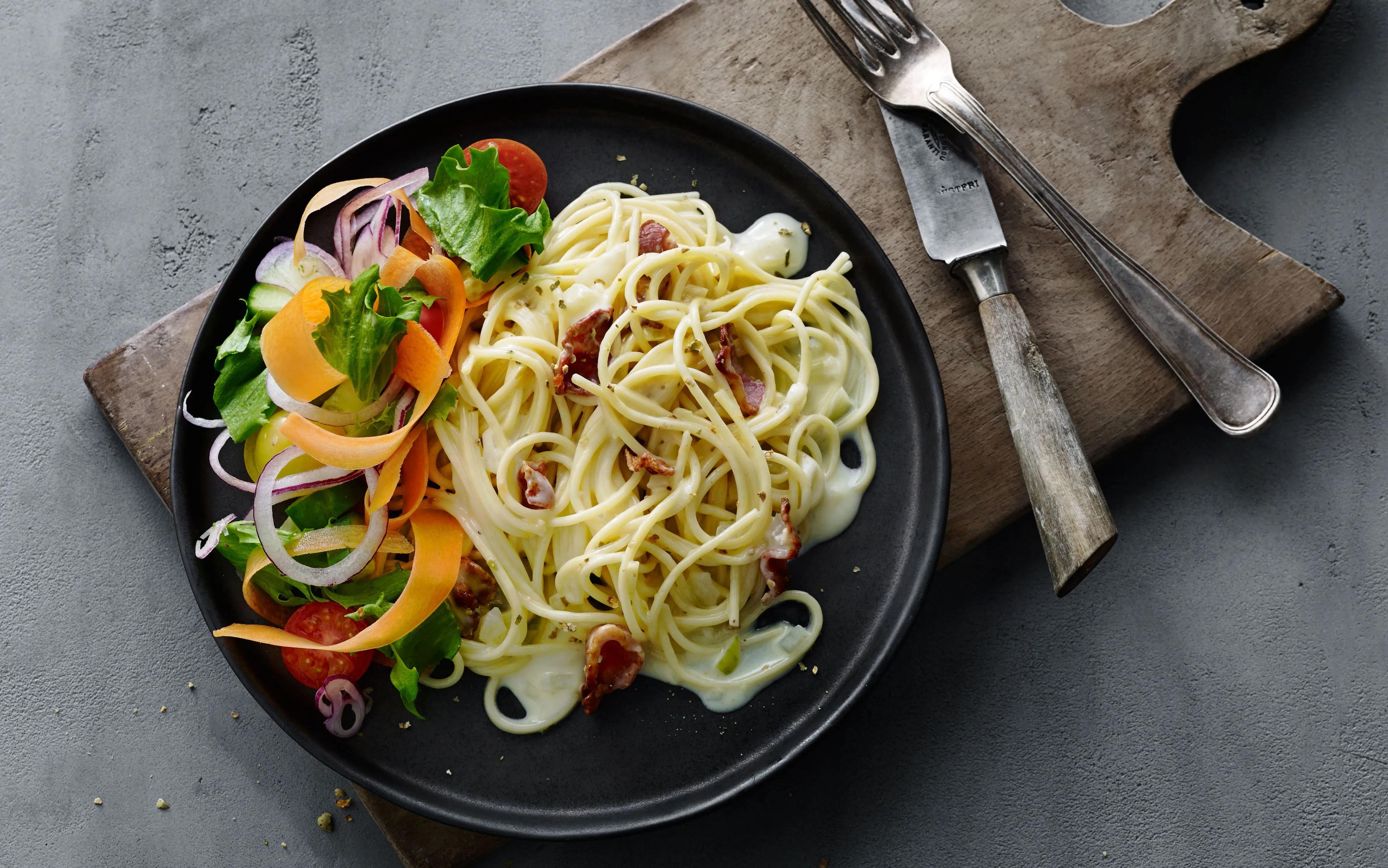 Spaghetti carbonara og salat - Nem Opskrift fra Arla | Arla
