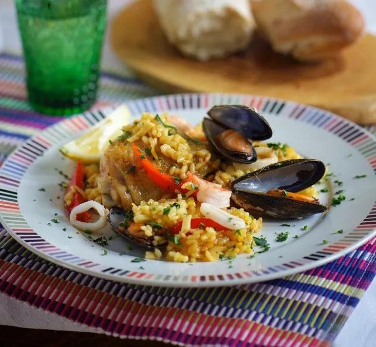 Meeresfrüchte-Paella mit Hähnchen Rezept | EAT SMARTER