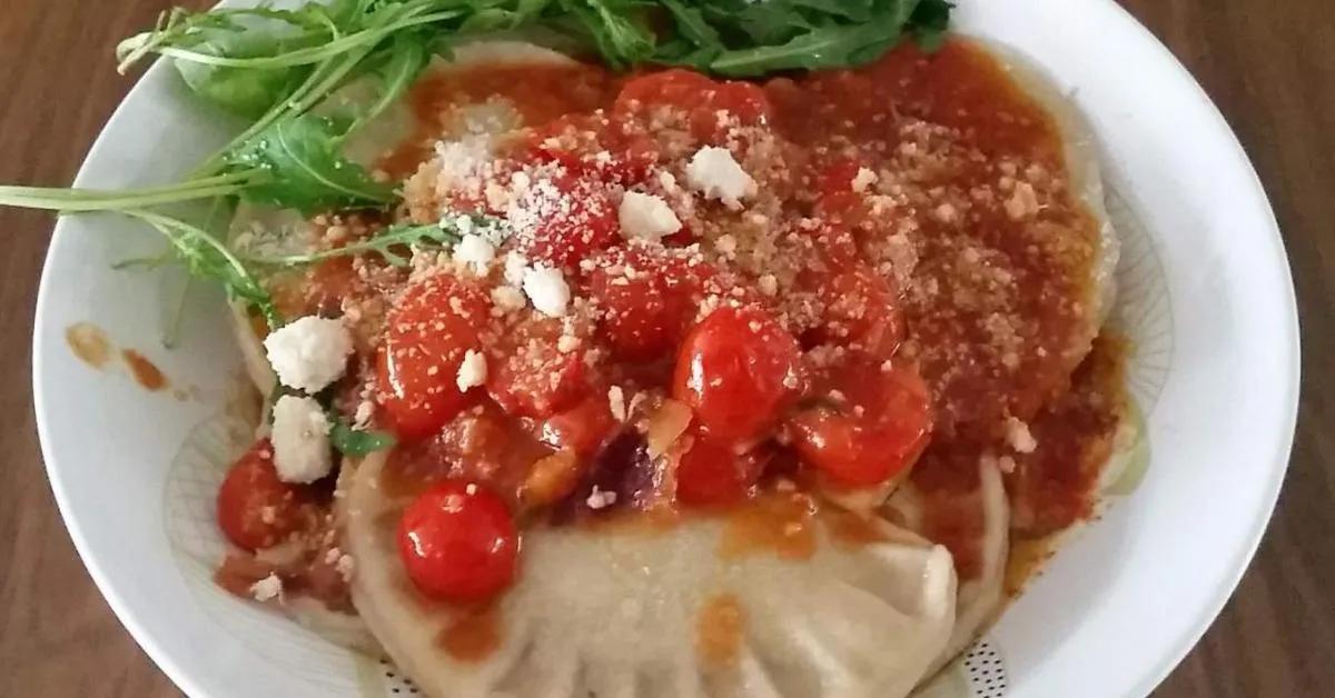 Ravioli mit Hackfleischfüllung in Tomatensauce von Italienstyle. Ein ...