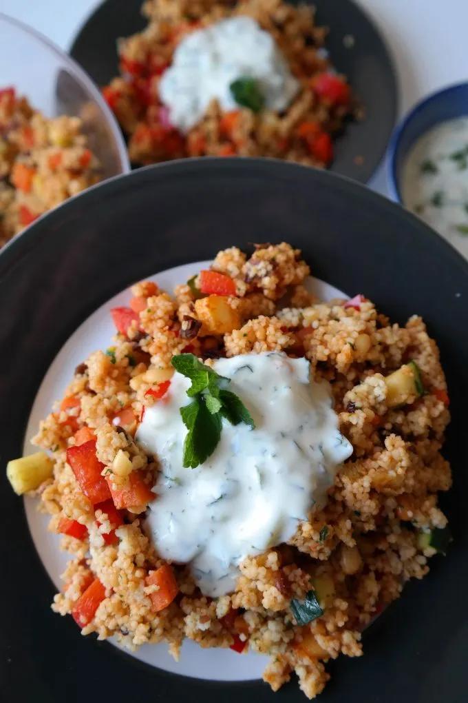 Couscous-Gemüse-Salat mit Joghurt-Minz-Dip – Vegane Küche