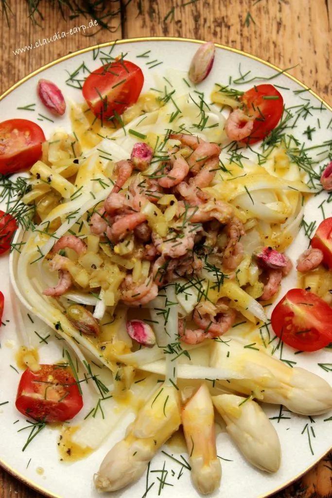 Weißer Spargel-Salat mit Krabben an Himbeervinaigrette / Claudia Earp ...