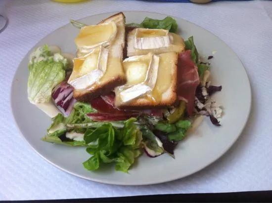 Salade Montagnarde (chèvre chaud au miel, jambon cru, salade mélangée ...
