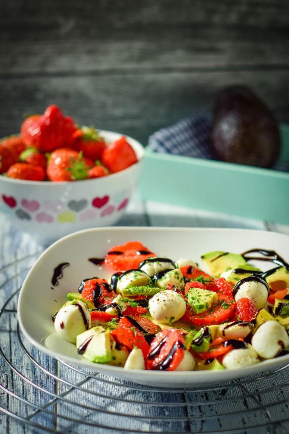 Schneller Erdbeer Avocado Salat mit Balsamico Creme Celery Benefits ...