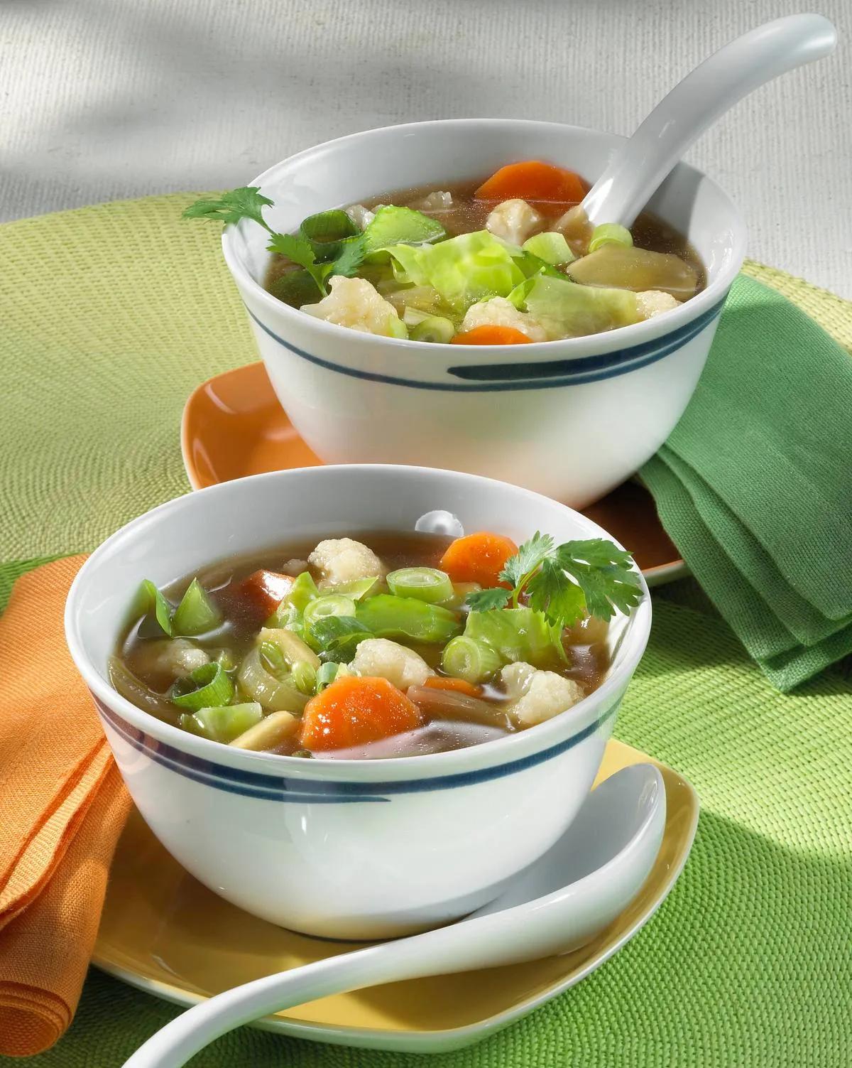 Leichte Kohlsuppe Rezept | LECKER