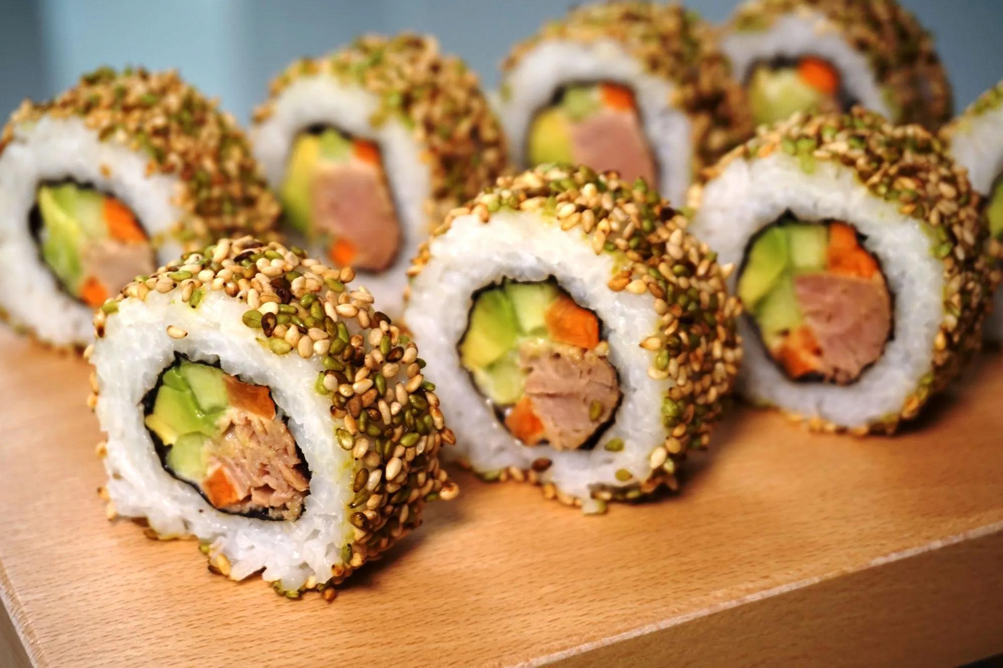 Uramaki sushi: Mit Thunfisch und Sesam / With tuna and sesame ...