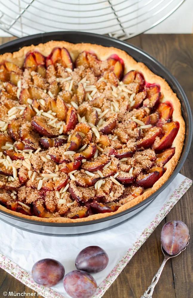 Klassischer Zwetschgenkuchen mit Mübteig und Mandeln