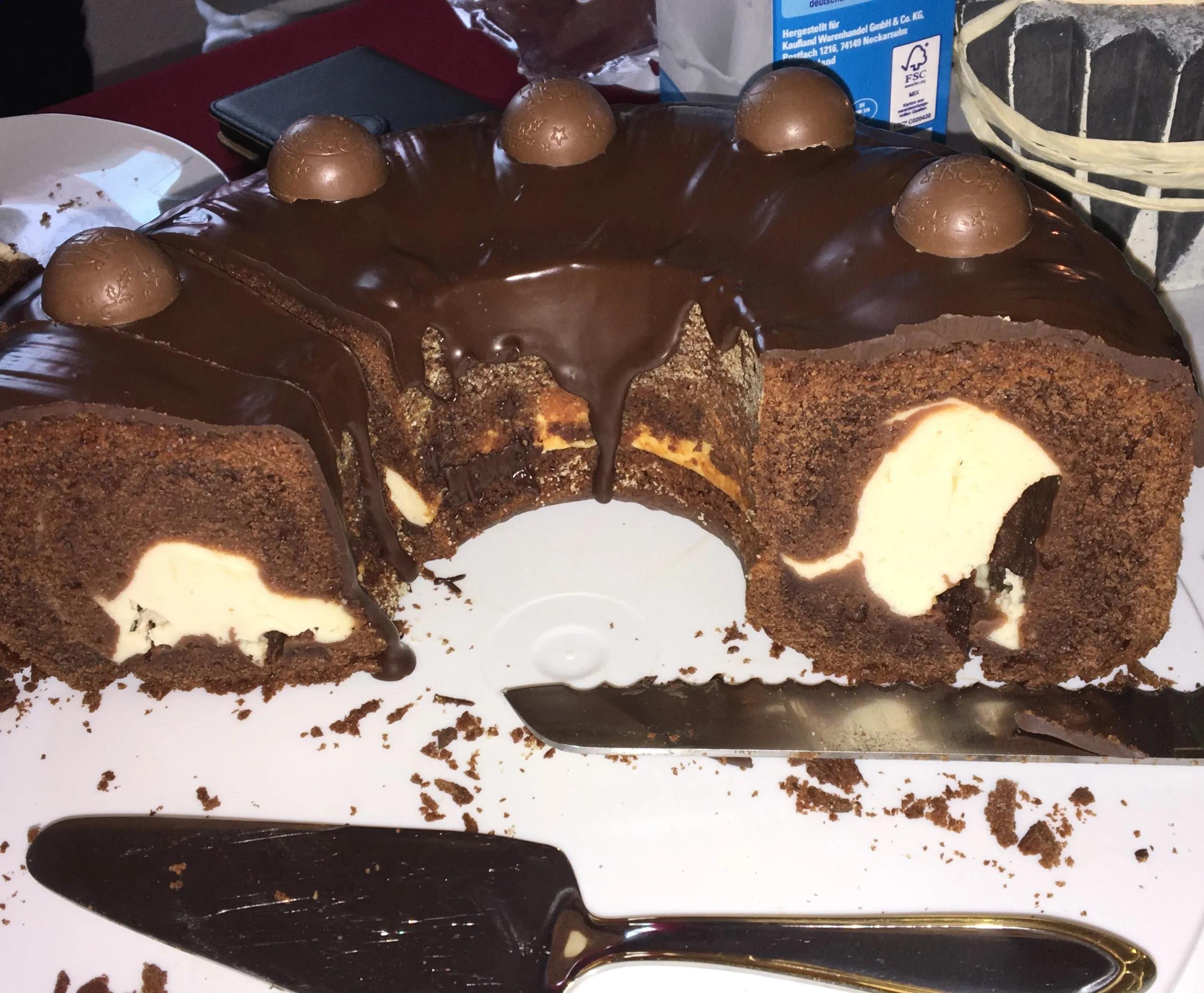 Schokoladenkuchen mit Käsekuchenfüllung von Missy Freckles. Ein ...