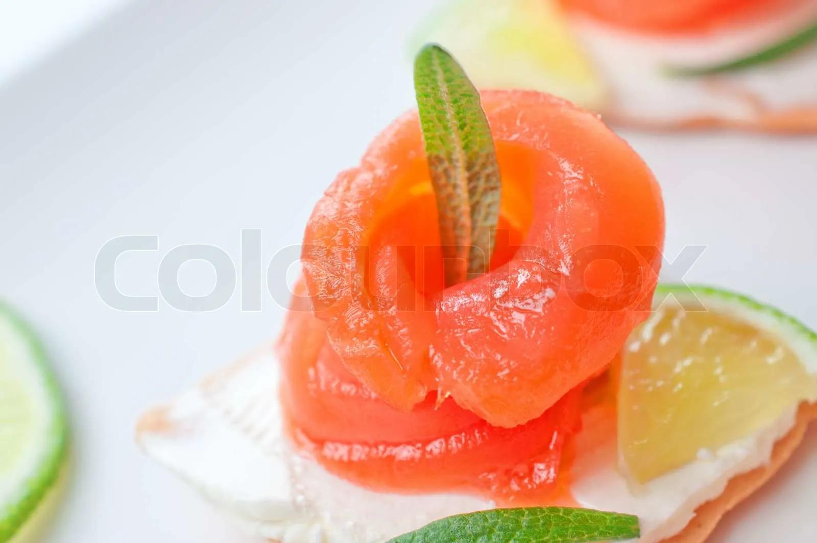 Canapes mit Räucherlachs und Frischkäse auf weißem Teller | Stock Bild ...