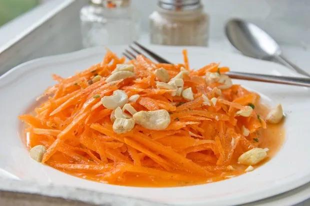 Karottensalat mit Nuss - Rezept