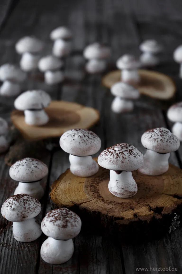 Eine kleine Horde Baiser Pilze mit Kakao - zuckerliebelei
