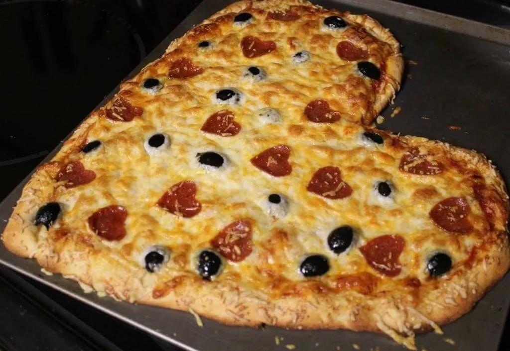 Pizzateig Salami Käse Schwarze Oliven 😍😛😜 | Lebensmittel essen ...