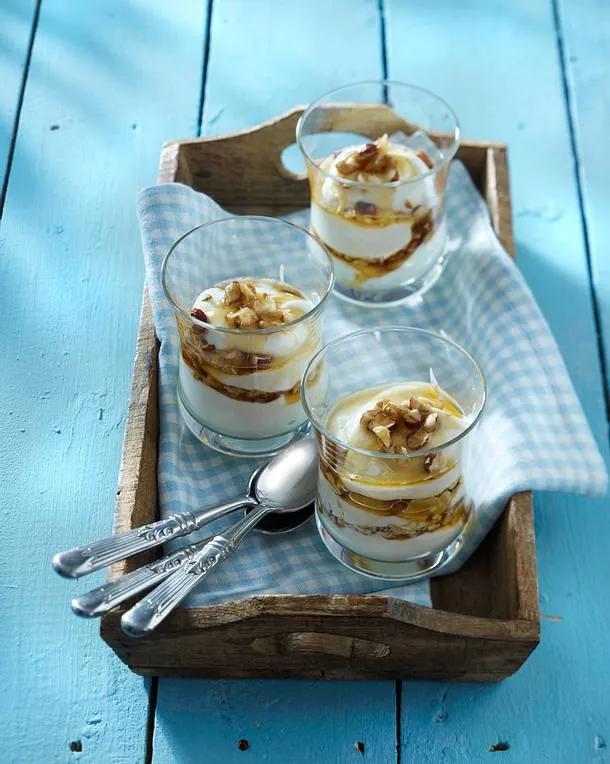 Griechischer Joghurt mit Nüssen und Honig Rezept | LECKER