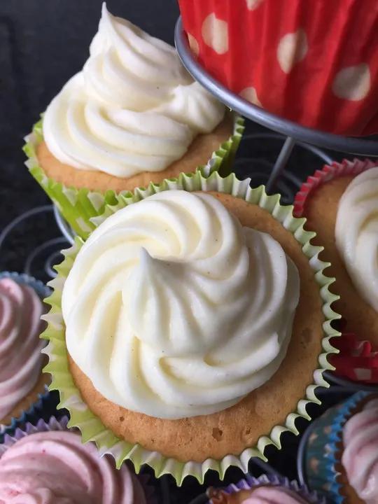 Vanille-Cupcakes mit Frischkäse-Topping | Chefkoch.de