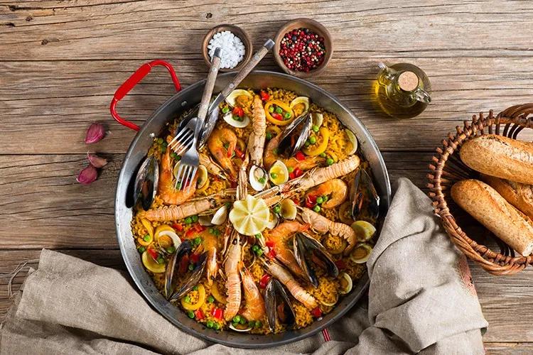 Spanische Paella mit Meeresfrüchten - Rezept | GuteKueche.de