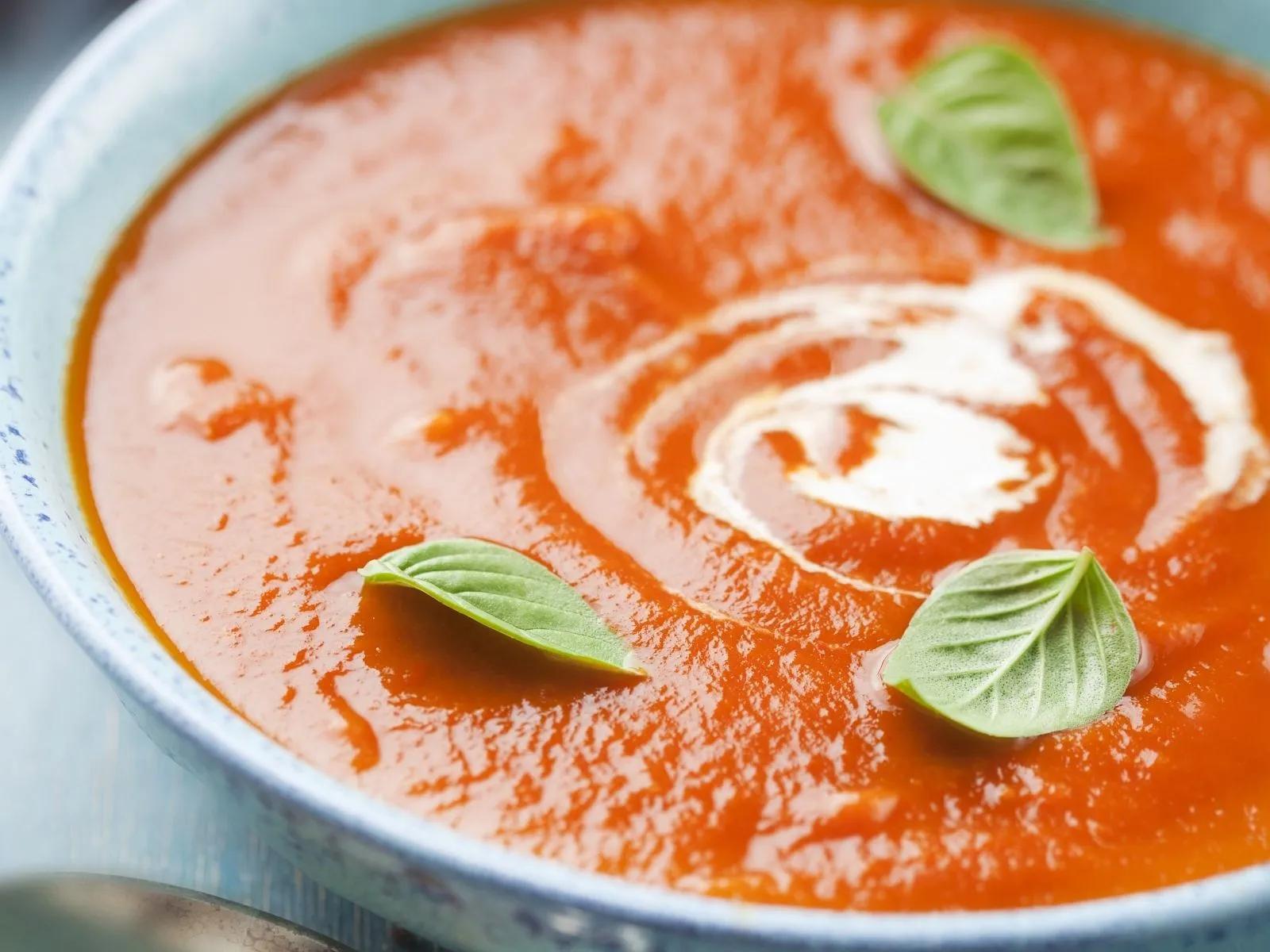 Tomaten-Karotten-Suppe mit Zwiebeln und Balsamico Rezept | EAT SMARTER
