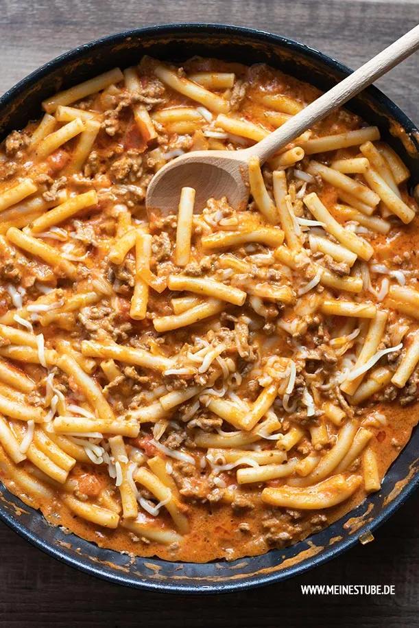 Pasta mit cremiger roter Hackfleisch-Käse-Soße - Meinestube