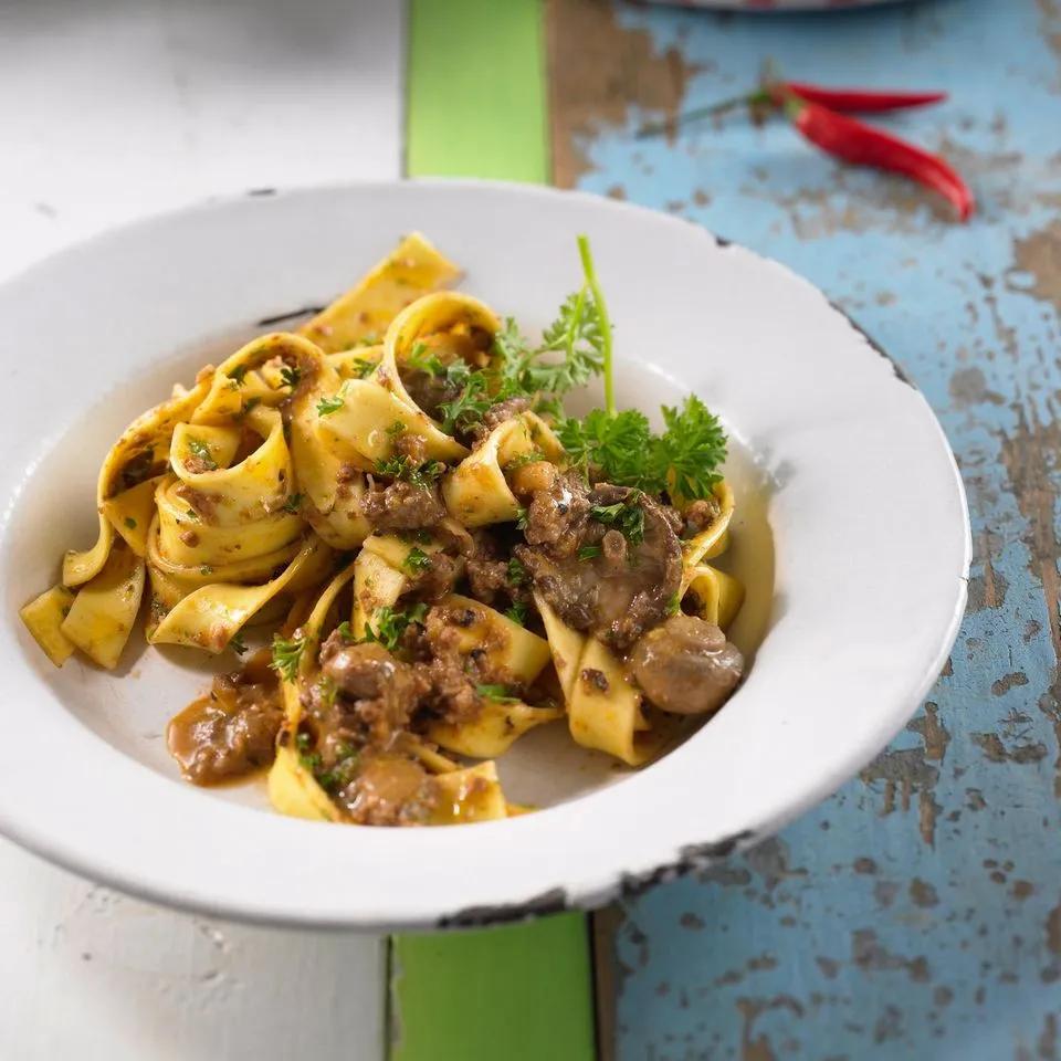 Bandnudeln mit Pilz-Bolognese | BRIGITTE.de