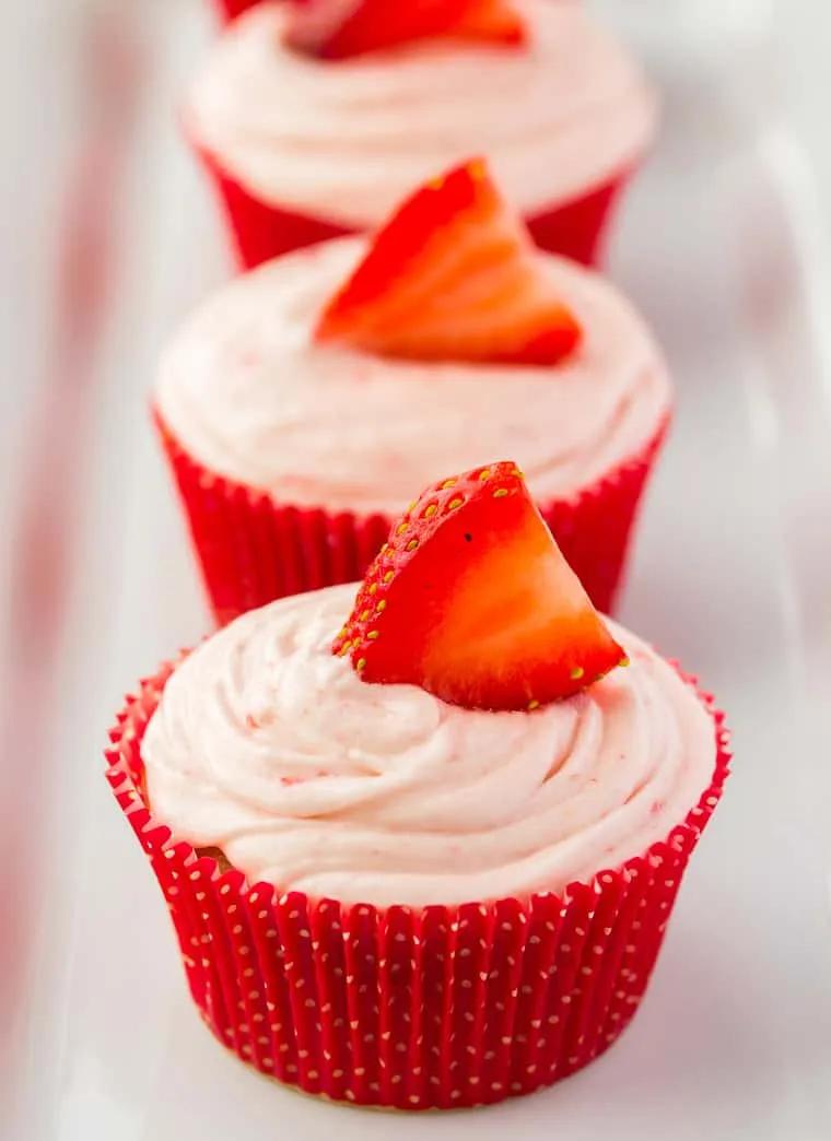 Vanilla Strawberry Cupcakes with Vanilla Strawberry Buttercream Icing ...