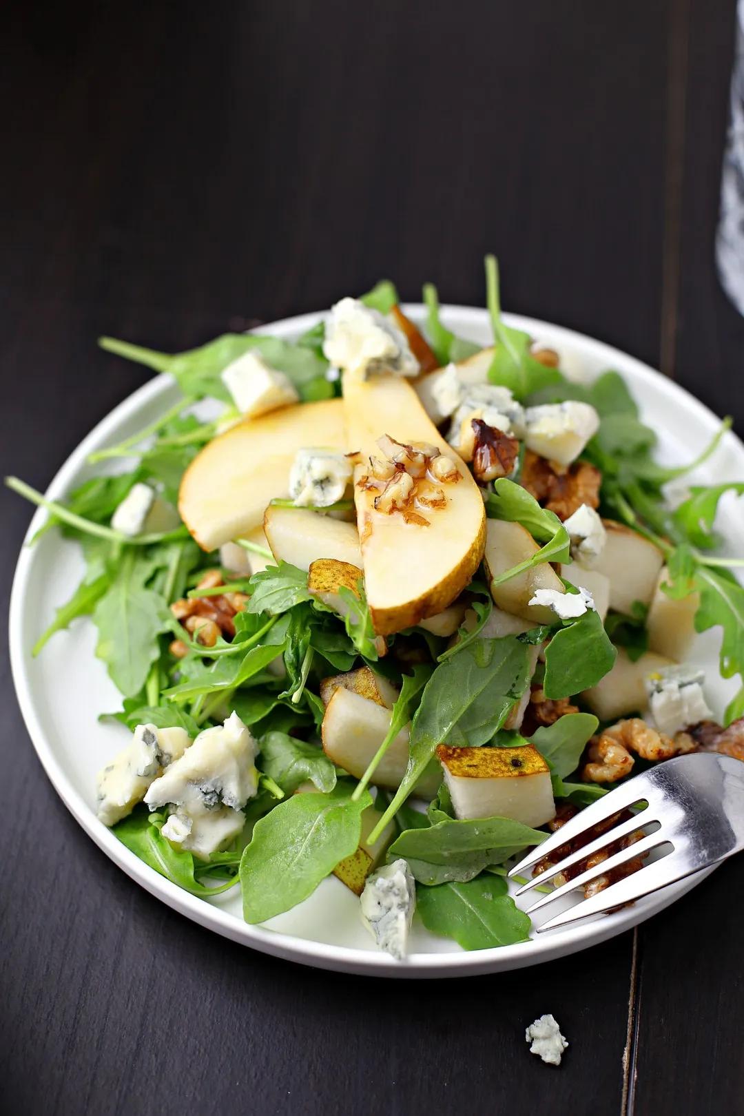 Birnen Gorgonzola Salat mit karamellisierten Walnüssen - Marisa&amp;#39;s Table