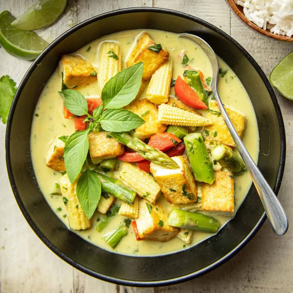 Vegan Thai Green Curry with Tofu &amp; Veggies - Connoisseurus Veg