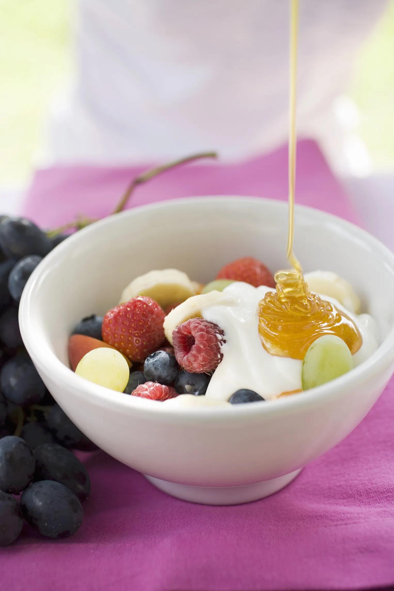Obstsalat mit Joghurt und Honig – perfekt für das Sommer-Picknick