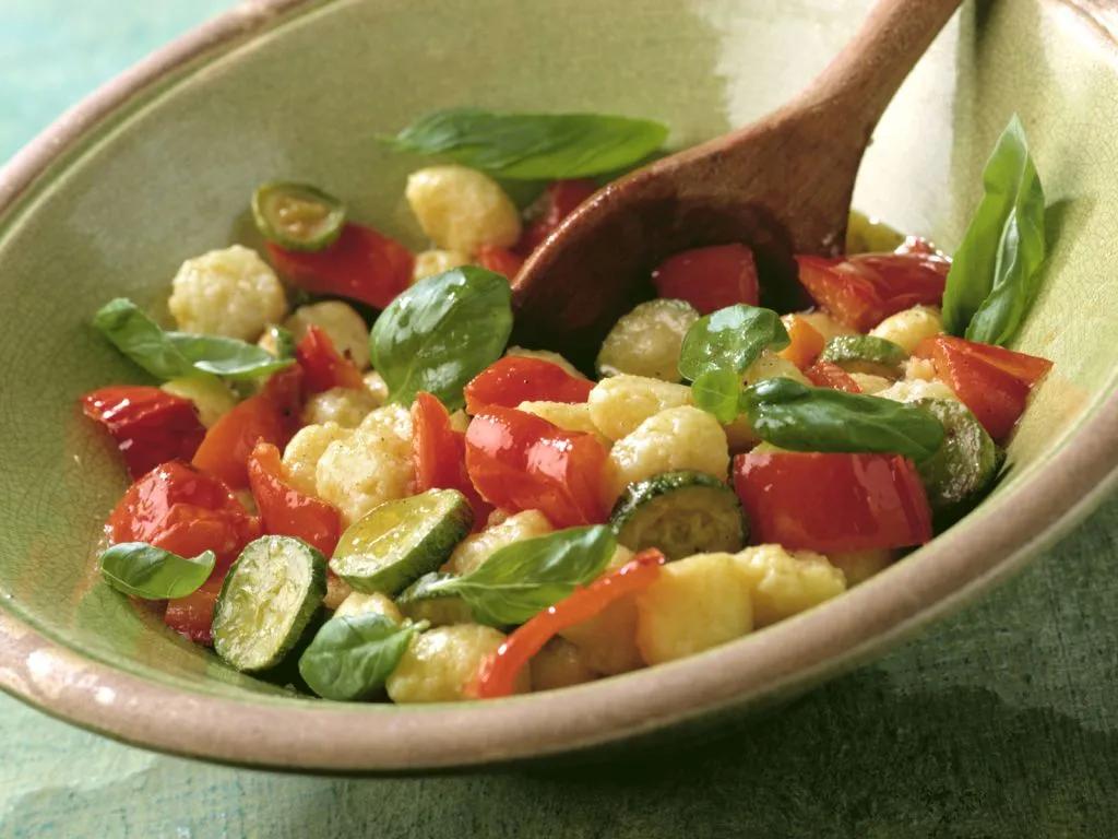 Gnocchi-Salat mit Gemüse (Insalata gnocchi con verdura) Rezept | EAT ...