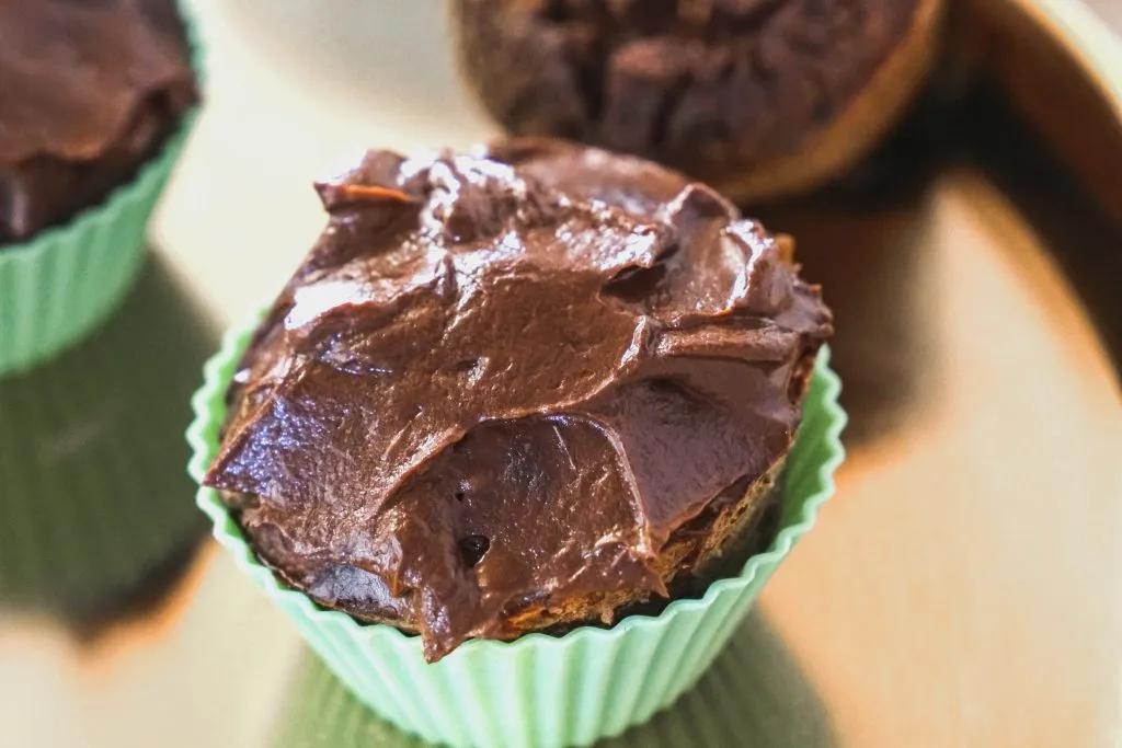 Saftige Schokoladen Cupcakes mit gesundem Frosting | BodyKiss